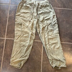 Thread & Supply Green Capris Lightweight Casual in Olive. Size Medium.